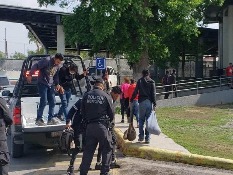 Batalla Seguridad P&uacute;blica de Piedras Negras para que el INM reciba a los migrantes (video)