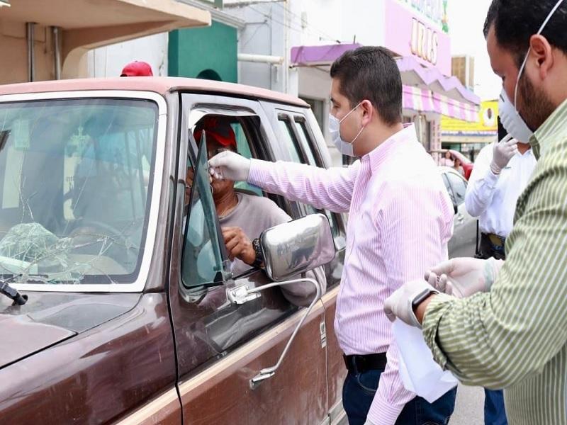 Entrega Julio Long cubrebocas a habitantes de San Juan de Sabinas