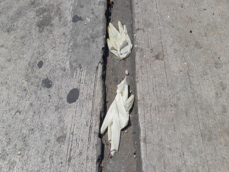 Guantes y cubrebocas deben ponerse en una bolsa y tirarlos cuando ya no se utilicen