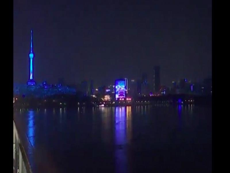 Celebra Wuhan el fin de la cuarentena de 11 semanas por coronavirus