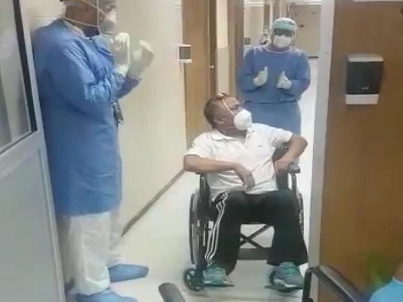 Dan de alta al primer m&eacute;dico recuperado de COVID-19 en Monclova (video)