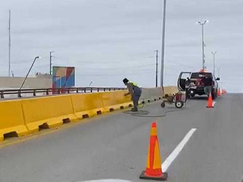 Pintan muro de concreto que divide los carriles del puente elevado en Piedras Negras (video)
