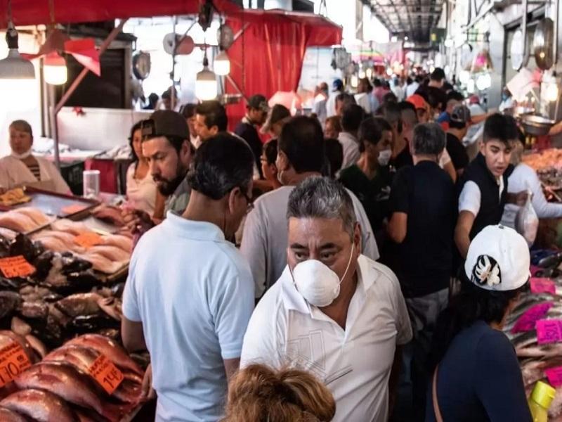 Abarrotan mercado en la Ciudad de México pese a contingencia por COVID-19