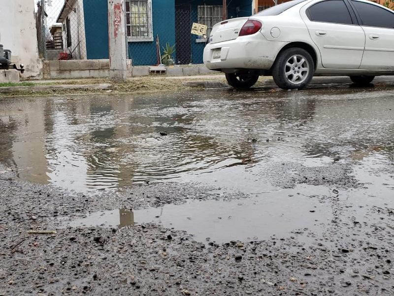 Reportan fuga de aguas negras en la calle Mocanero de la colonia Acoros