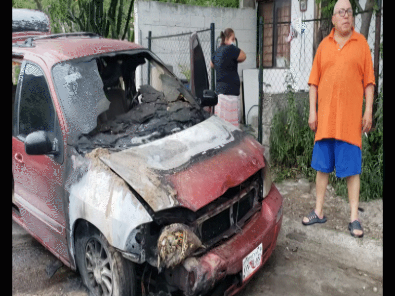 Daños totales deja incendio de una camioneta en la colonia San Joaquín