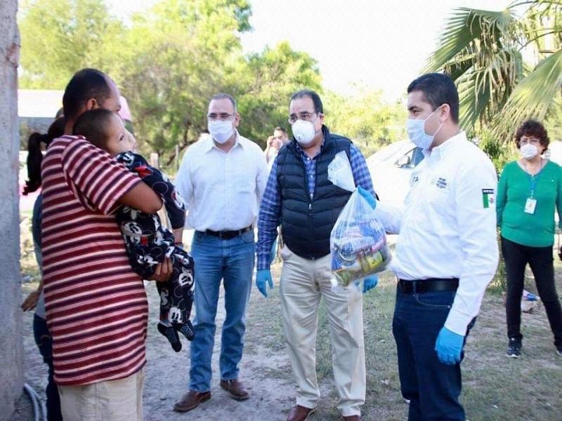 Reparten apoyos alimentarios del programa Paquete Quedes en Casa en Nueva Rosita