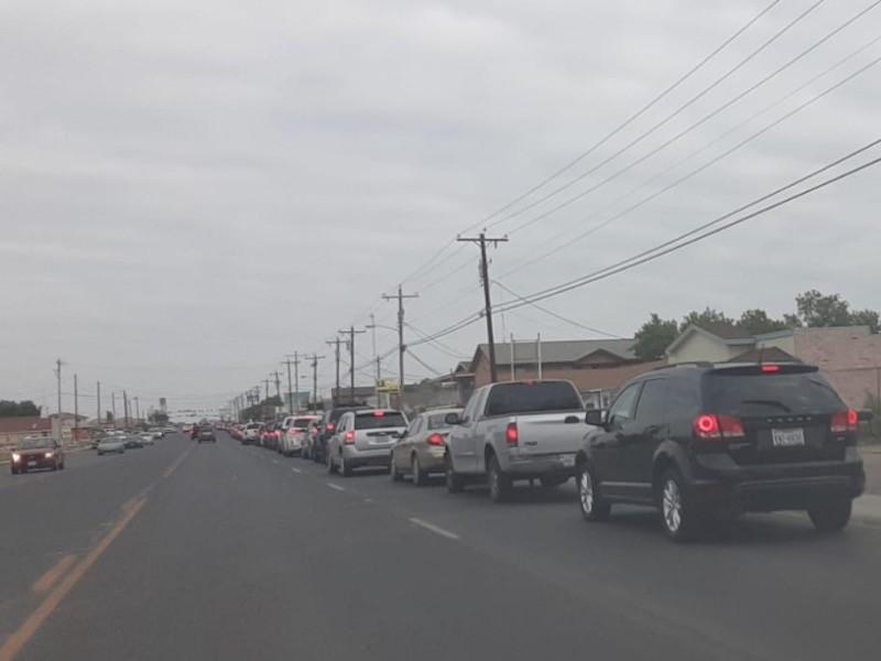 Se registran largas filas para la entrega de alimentos en Eagle Pass (video)