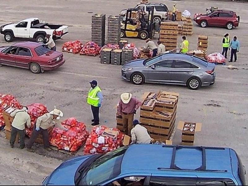 Repartieron casi 600 despensas con valor de 100 d&oacute;lares para personas de la tercera edad en Eagle Pass