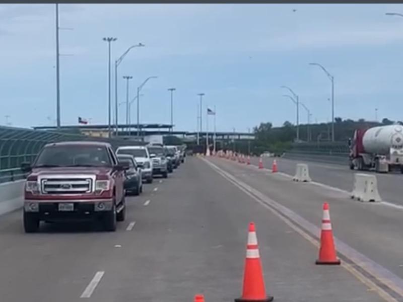 Se registran largas filas de autos para cruzar de Eagle Pass a Piedras Negras