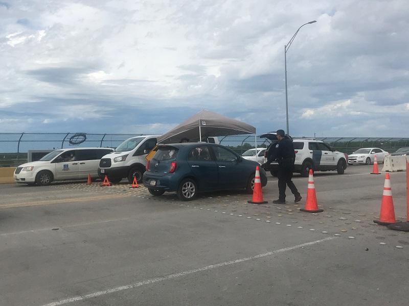 Automovilistas mexicanos seguir&aacute;n sin poder pasar a Eagle Pass a compras o de paseo 