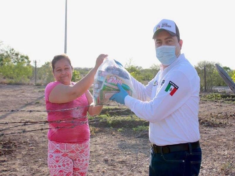 Lleva Julio Long beneficios del programa Paquete-quedes en casa a los ejidos