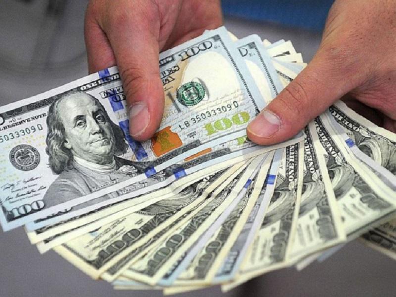 Peso revierte apertura positiva y cae; dólar sube a 24.57 unidades