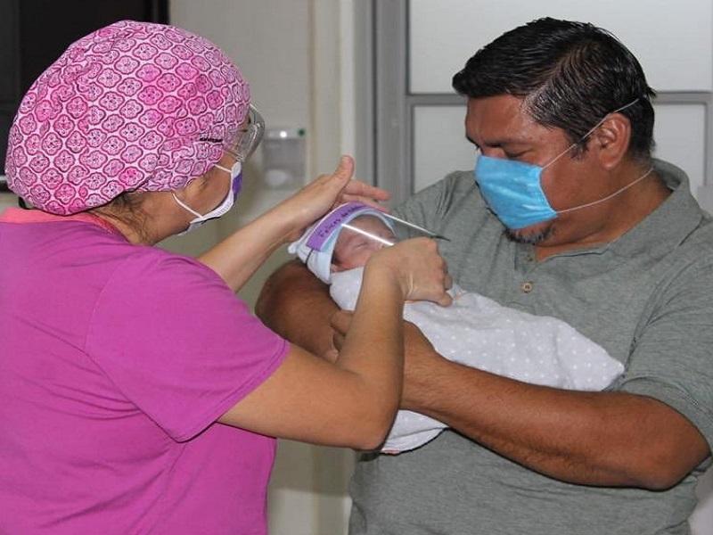 Dan de alta a Beb&eacute; Milagro, de mujer que muri&oacute; de covid-19 en Coahuila (video)