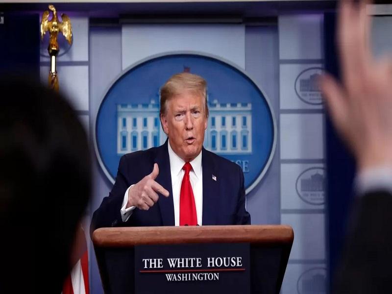 Donald Trump firma decreto para suspender la inmigraci&oacute;n a EU por 60 d&iacute;as