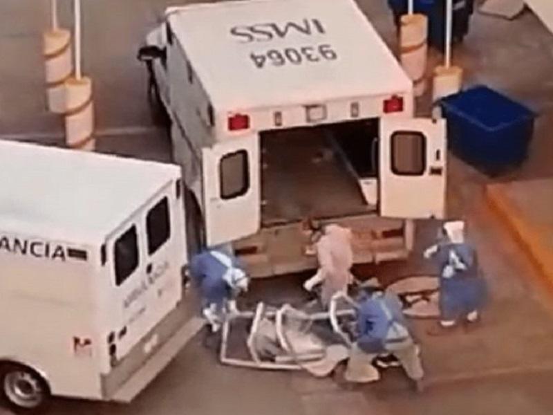 Se les cae a camilleros del IMSS paciente presuntamente infectado con COVID-19 en Morelia (VIDEO)
