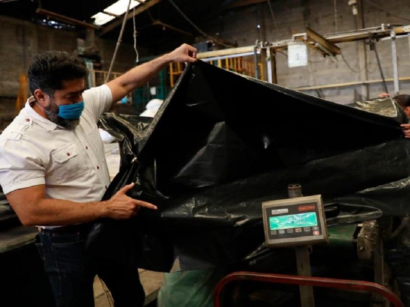 Bolsas mortuorias soportan hasta 200 kilos, las fabrican empresas que las produc&iacute;an para basura