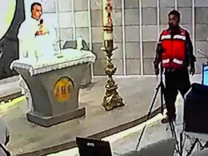 Hombre interrumpe misa en vivo e intenta extorsionar a sacerdote en San Nicolás (VIDEO)