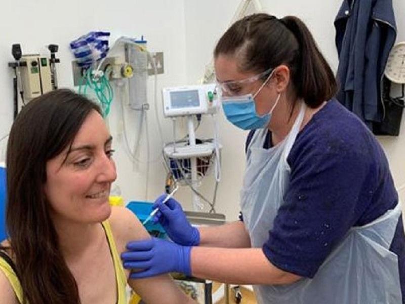Prueban vacuna experimental producida por la Universidad de Oxford y una empresa italiana