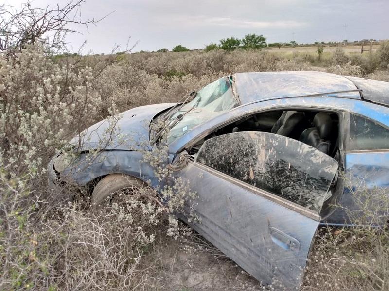 Abandonan vehículo tras volcarse en el bulevar Ancira de Piedras Negras