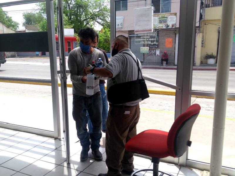 Restringen acceso a central de autobuses de Piedras Negras, sanitizan instalaciones y camiones