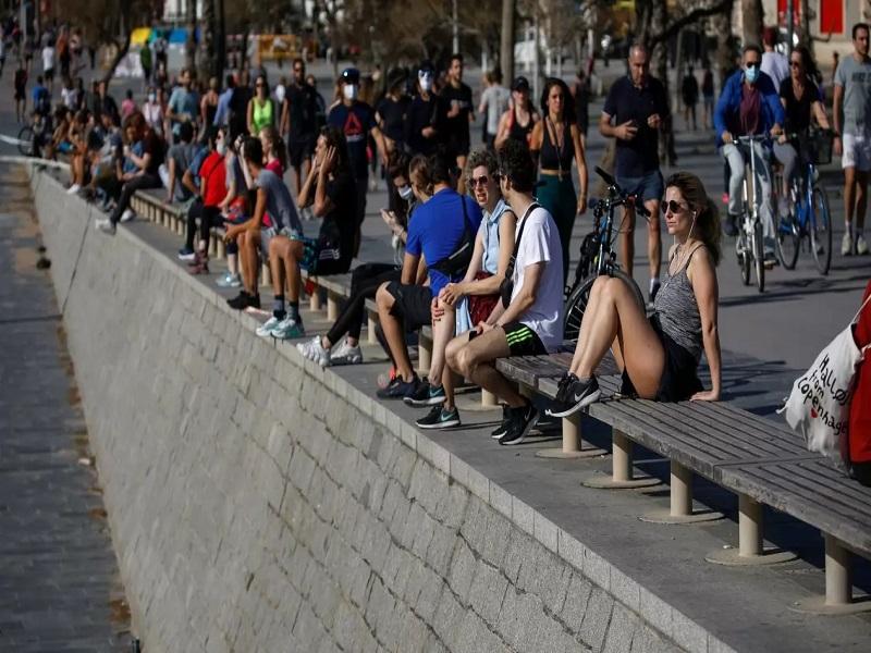 Miles de españoles salen a hacer ejercicio tras semanas de confinamiento por COVID-19