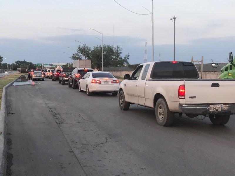 Sorprenden largas filas de autos para cruzar de Piedras Negras a Eagle Pass pese a restricciones por coronavirus (video)