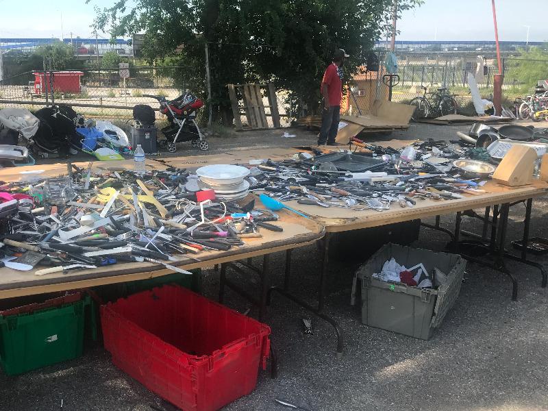 Sin compradores mexicanos y con pocos vendedores abri&oacute; la pulga en Eagle Pass (video)