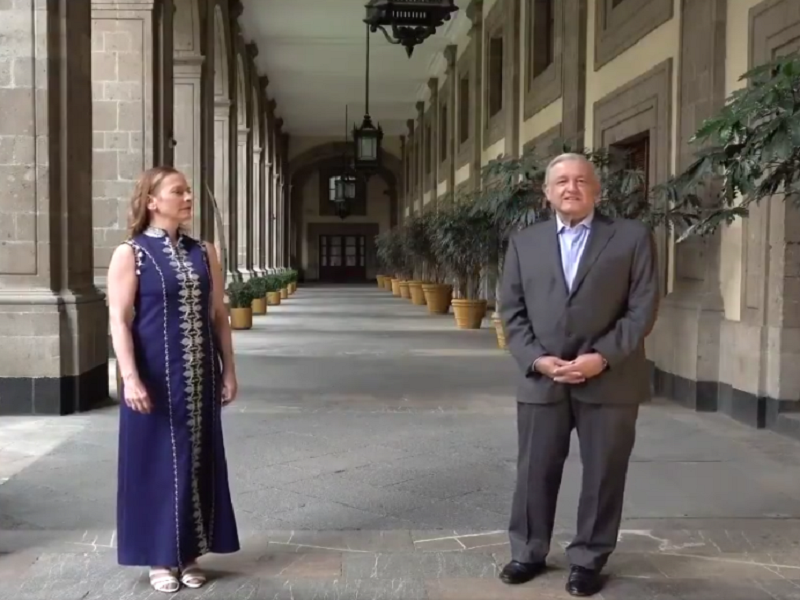 AMLO felicita a mam&aacute;s mexicanas y les dedica Amor Eterno (VIDEO)