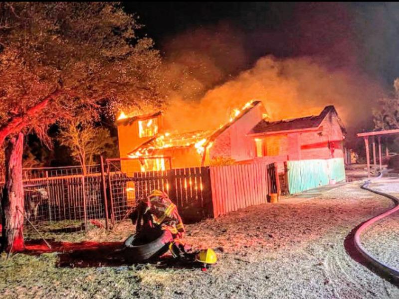 Fuego destruye por completo vivienda al norte del condado de Maverick