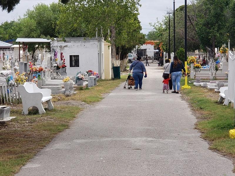 Apenas reabrieron panteones municipales y llegaron los visitantes (video)