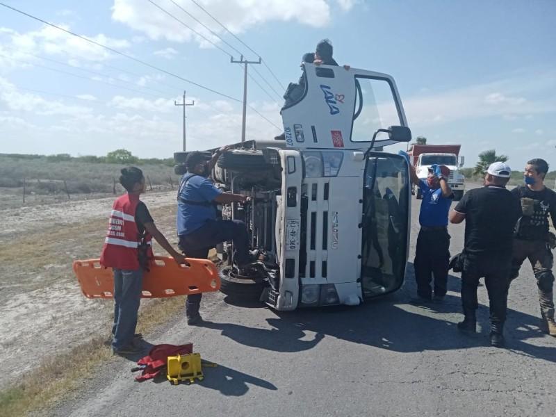 Vuelca camión repartidor de leche en el tramo carretero Allende-Morelos
