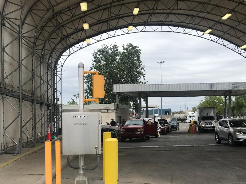 Siguen operativos en puentes para revisar autom&oacute;viles que cruzan de Eagle Pass a Piedras Negras (video)