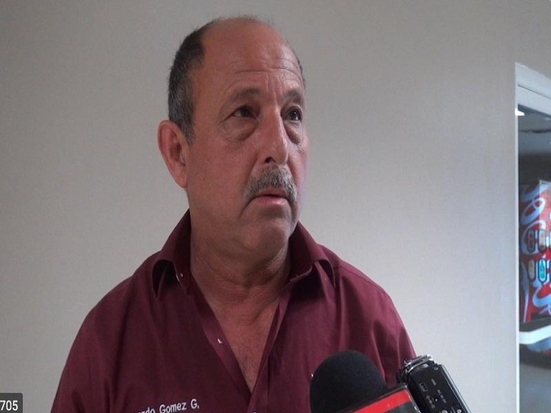 Abren locales del mercado Zaragoza, antes limpiaron, sanitizaron y recibieron pl&aacute;tica