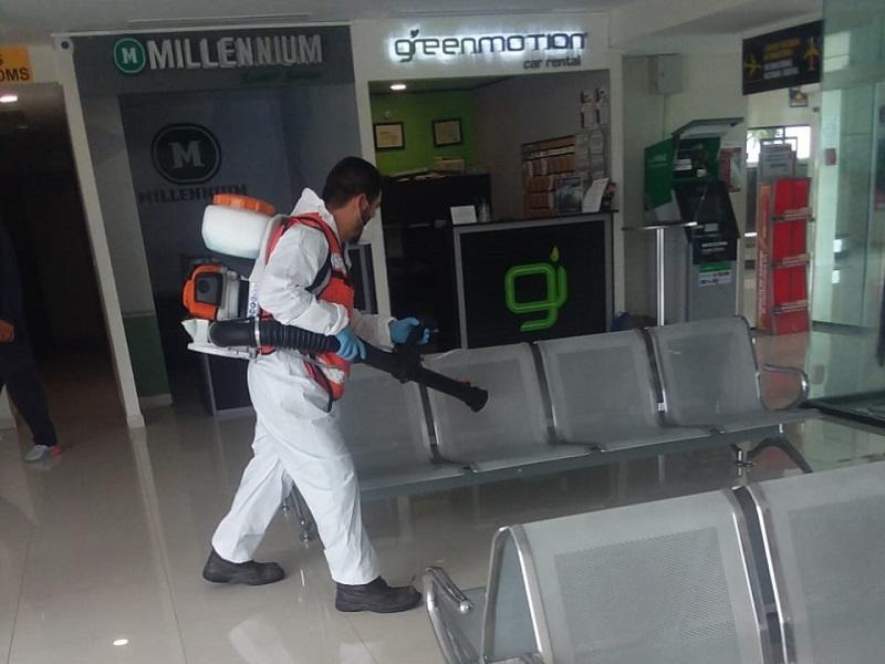 Sanitizan aeropuerto de Piedras Negras, esperan incremente 30% el movimiento de usuarios