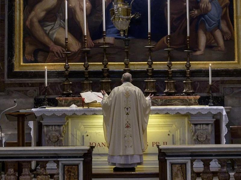 Con fieles el papa Francisco celebra con una misa el centenario del nacimiento de Juan Pablo II 