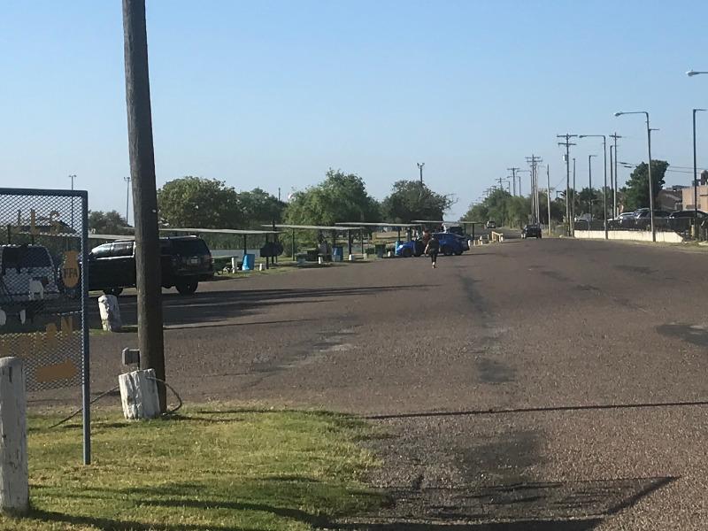 Reabrieron el lago del condado Maverick, personas acuden a pasear y hacer ejercicio (video)