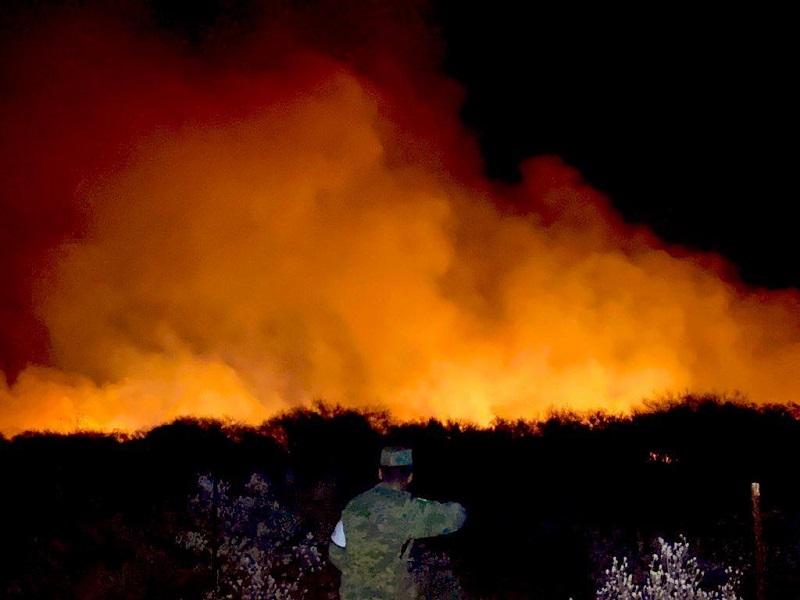 Combaten feroz incendio en rancho de la familia Ainslie, a unos kilómetros de la cabecera de Zaragoza (VIDEO)