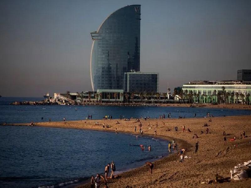 Reabren playas de Barcelona cerradas por la pandemia del COVID-19