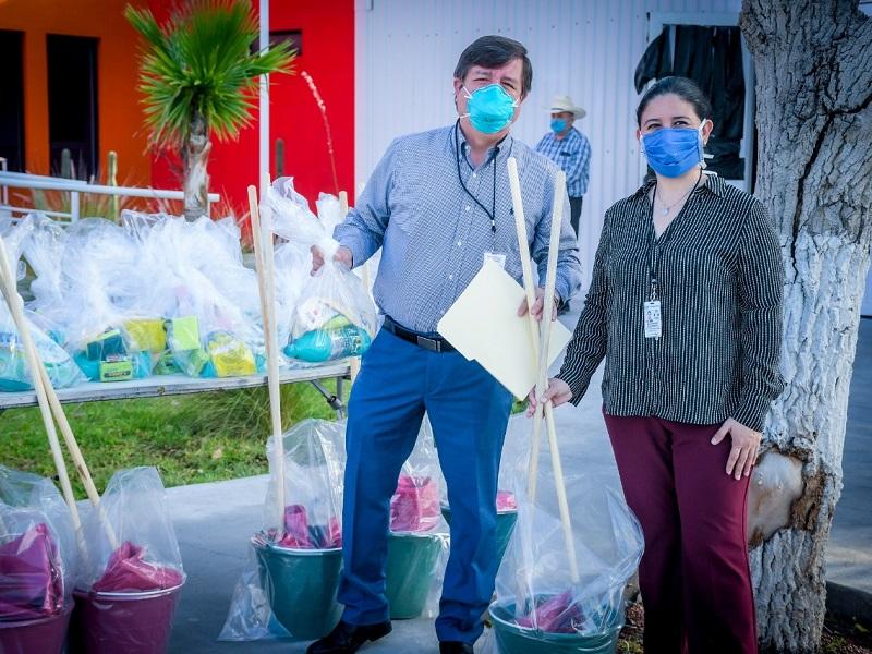 Reparten 400 kits de limpieza para trabajadores y hospitales que atienden a pacientes con Covid-19 (VIDEO)