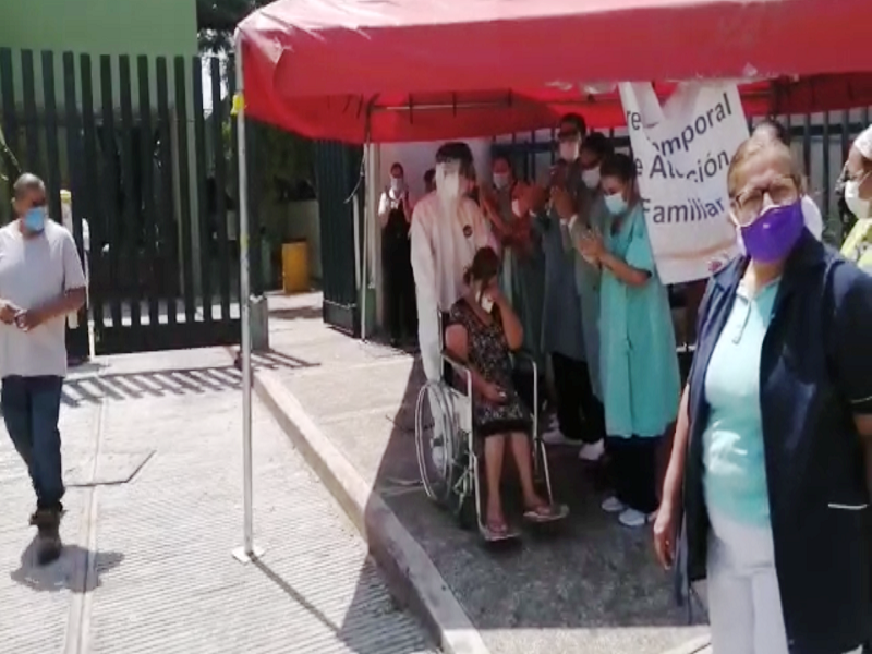 Dan de alta a la primer paciente COVID en el hospital del IMSS en Acu&ntilde;a (VIDEO)