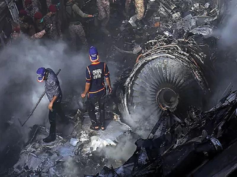 Asciende a 60 el n&uacute;mero de muertos por desplome de avi&oacute;n en Pakist&aacute;n