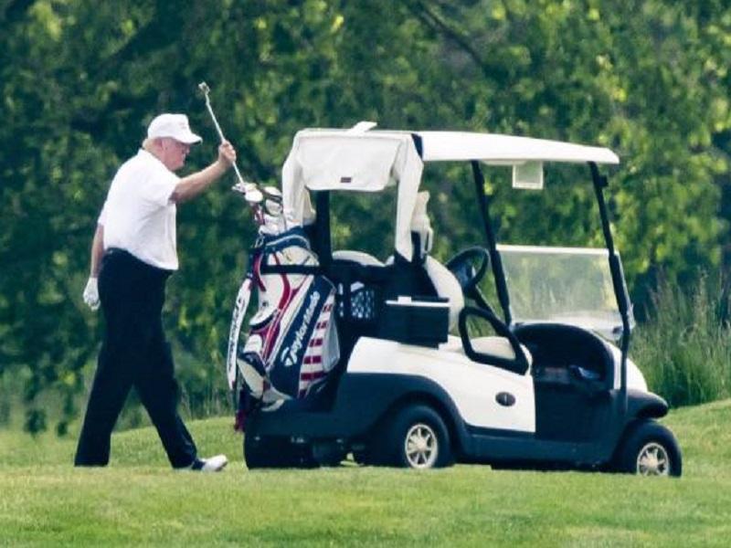 Trump juega golf y Biden estalla contra &eacute;l por las casi 100 mil vidas perdidas por COVID 19