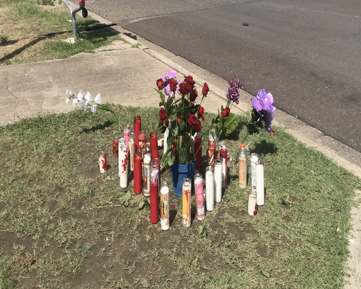 Llevan veladoras y flores al lugar donde fue asesinado joven de Eagle Pass