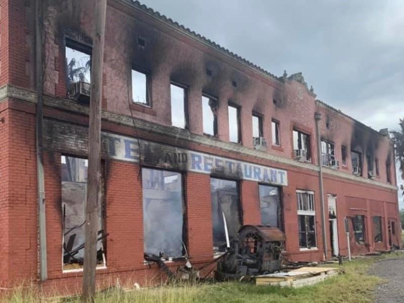 Voraz incendio consume histórico hotel en el condado de Dimmit