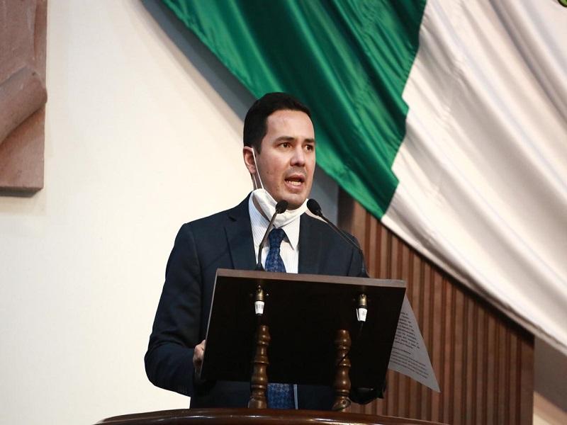 Promueve Gerardo Aguado facilitar que j&oacute;venes concluyan sus estudios y se titulen a costo accesible 