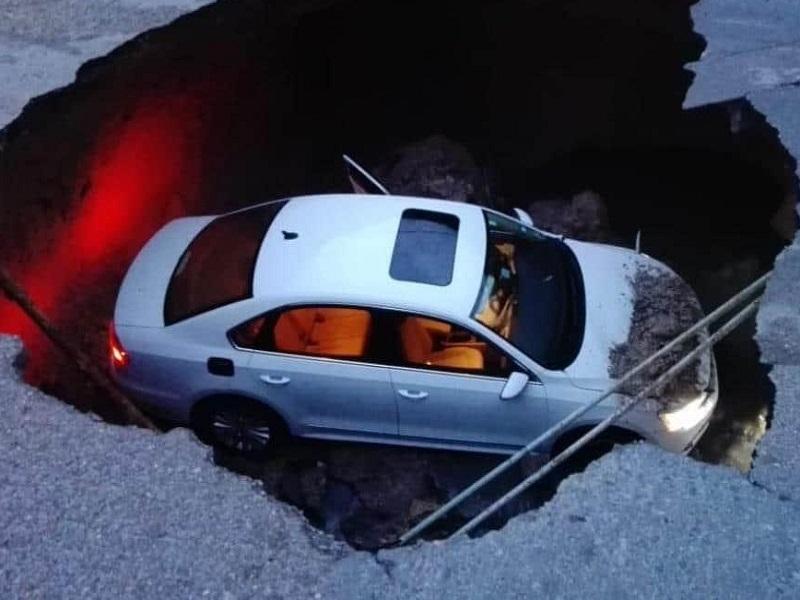 Caen madre e hijo con todo y auto en socav&oacute;n en Nuevo Laredo (VIDEO)