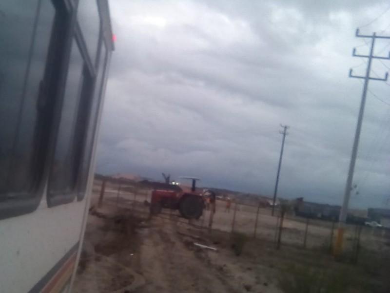 Por falta de pago, due&ntilde;os de predios cerraron instalaciones del tajo Carlos III en la carretera Villa Uni&oacute;n-Guerrero