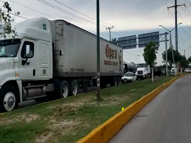 Largas filas en el Puente Dos afectan el comercio internacional, se queja transportista (video)