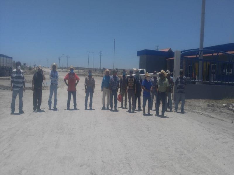 Cierran port&oacute;n de tajo ejidatarios due&ntilde;os de terrenos, ex&iacute;gen a Micare el pago de un a&ntilde;o de adeudo