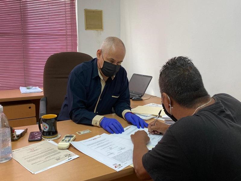 Firman escrituras familias de Saltillo y Monclova